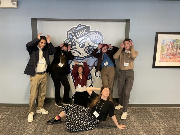 Hickmans Ethics Bowl team poses in front of UNCs emblem at the National Ethics Bowl tournament. Picture via Clementine Buehler (11).